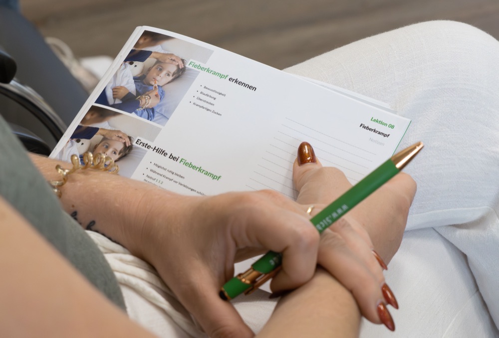Aufgeschlagenes Kurs-Handout beim Thema Fieberkrampf