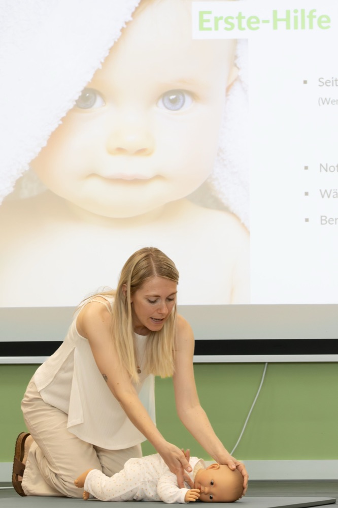 Miriam übt die stabile Seitenlage am Babymodell