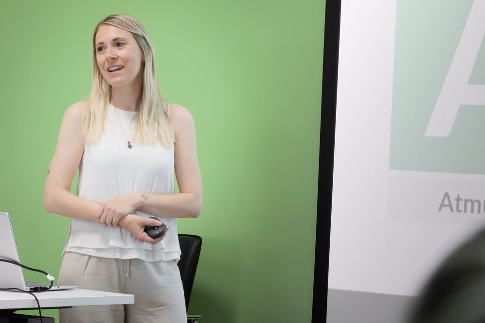 Miriam präsentiert im Kurs eine Folie zu den Atemwegen