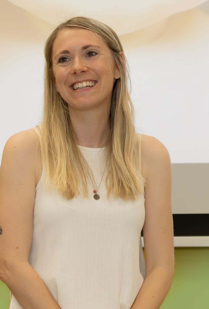 Miriam Breth lächelt – zertifizierte Erste-Hilfe-Trainerin für Babys und Kinder